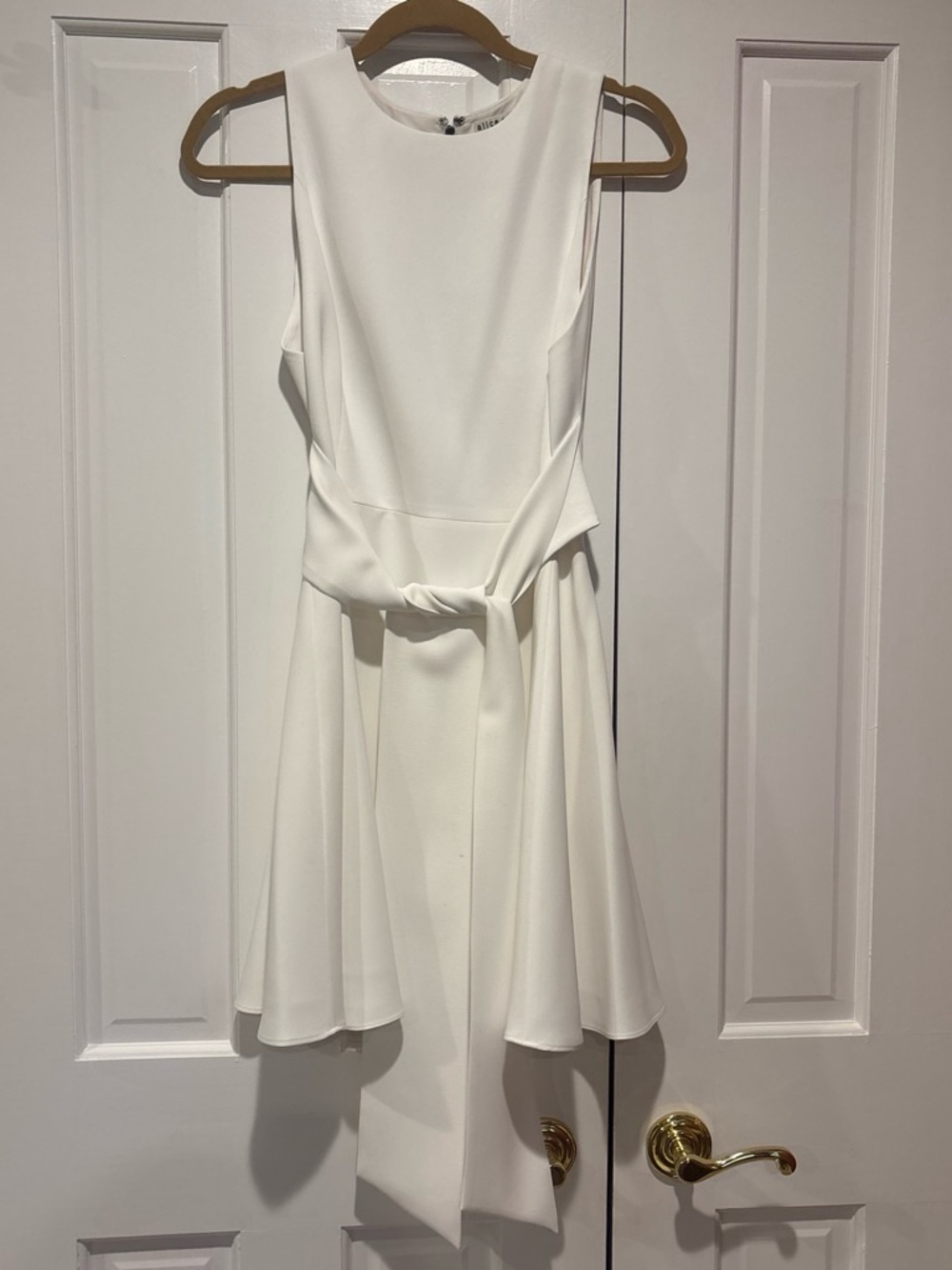 Alice + Olivia White Sleeveless Tie-Waist Mini Dress size 6